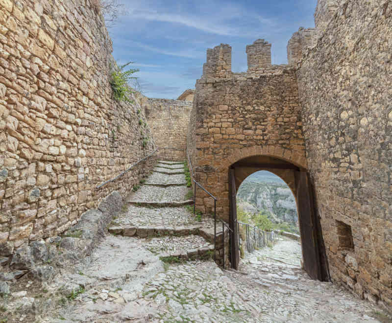 Huesca - Alquézar 12 - castillo y colegiata de Santa María la Mayor de Alquézar.jpg